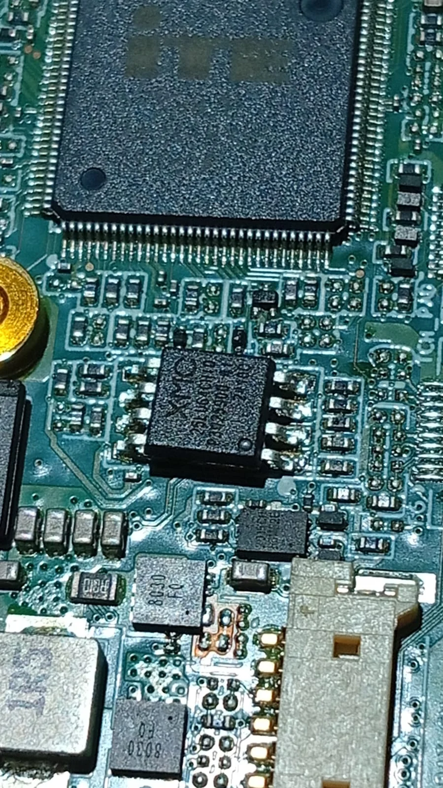 Detalhe de componentes de placa-mãe durante reparo eletrônico